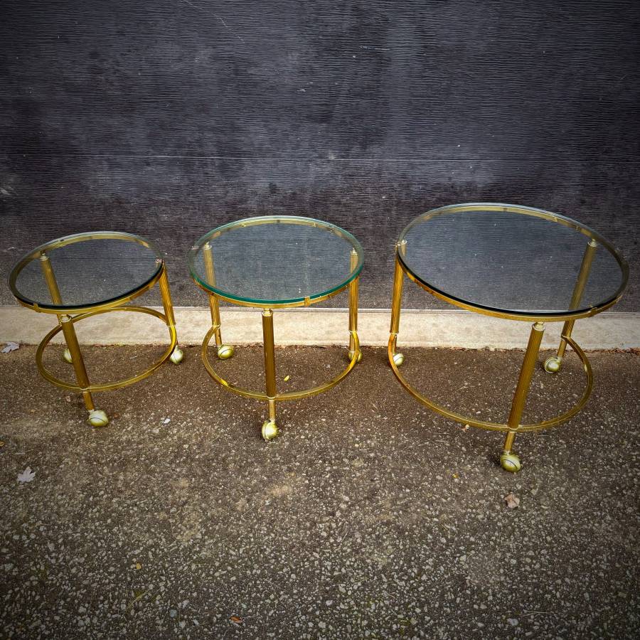Set of 3 hollywood regency mcm brass and glass nesting tables — photograph 5 of 8