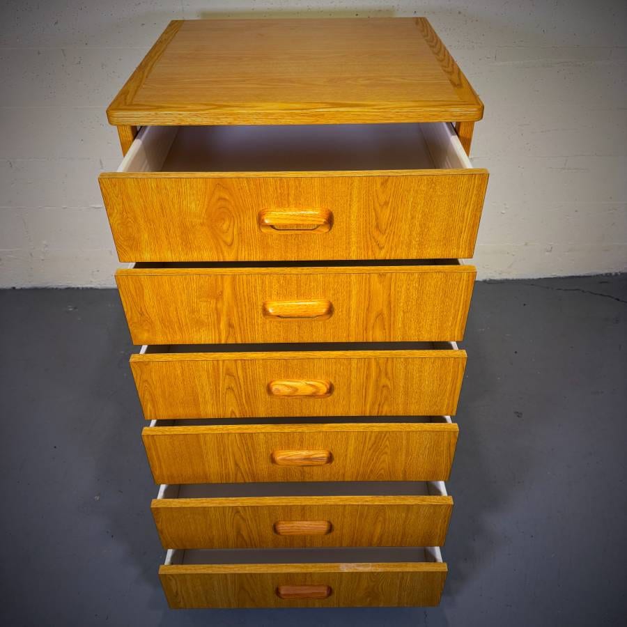 Extra deep vintage mcm oak 6 drawer dresser — photograph 5 of 6