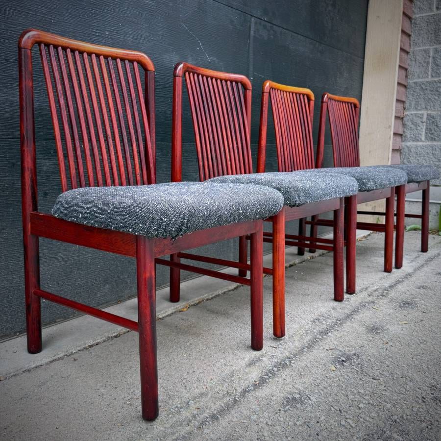 Set of 4 Mid century modern rosewood dining chairs — photograph 4 of 7