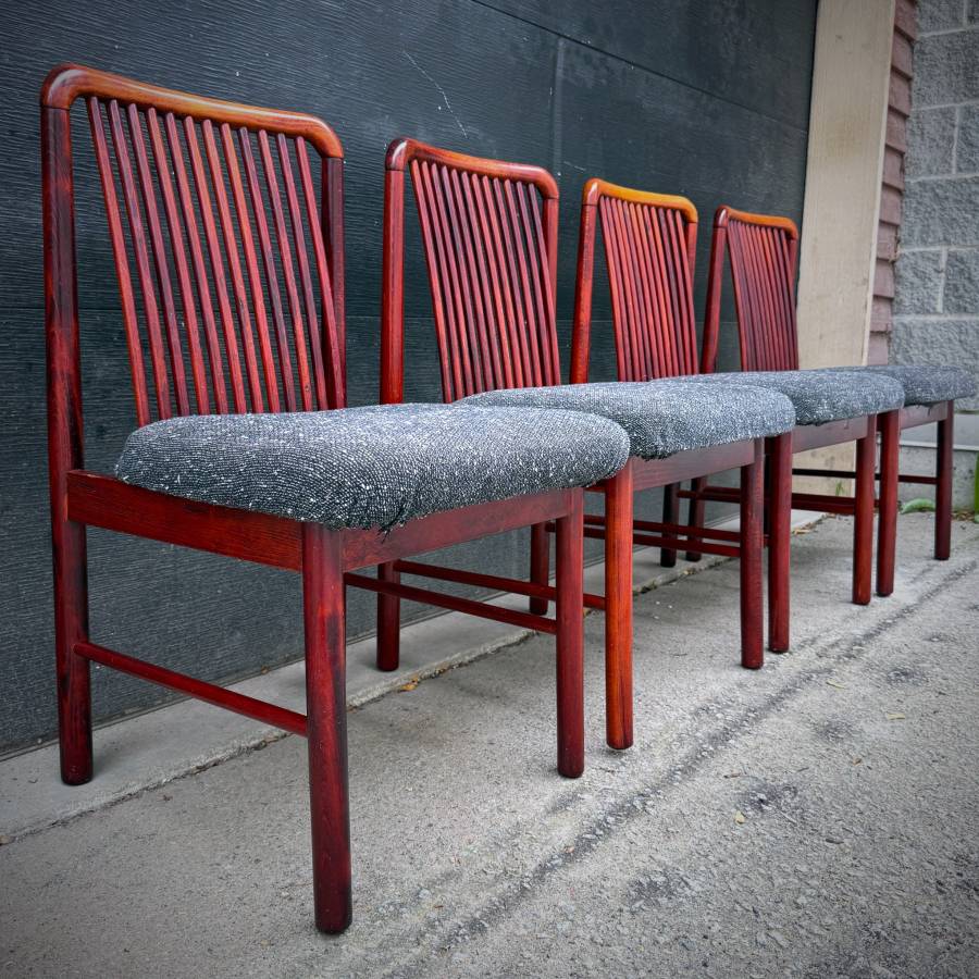 Set of 4 Mid century modern rosewood dining chairs — photograph 4 of 7
