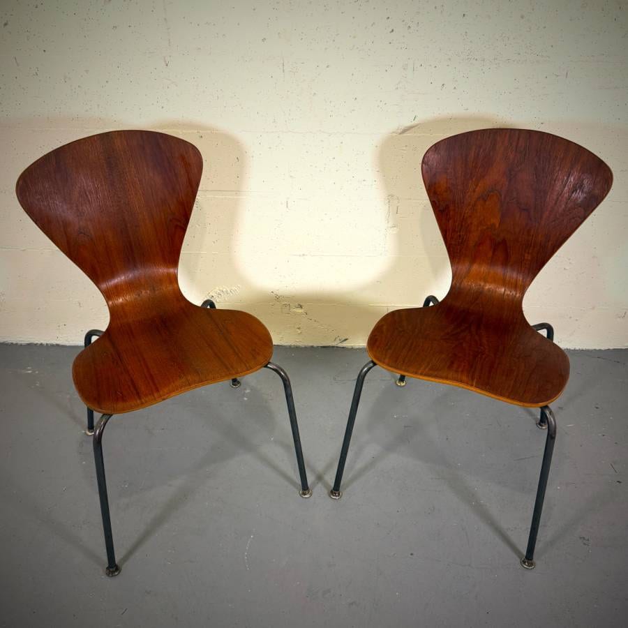 Pair of mid century modern Arne Jacobsen style chairs — photograph 2 of 6