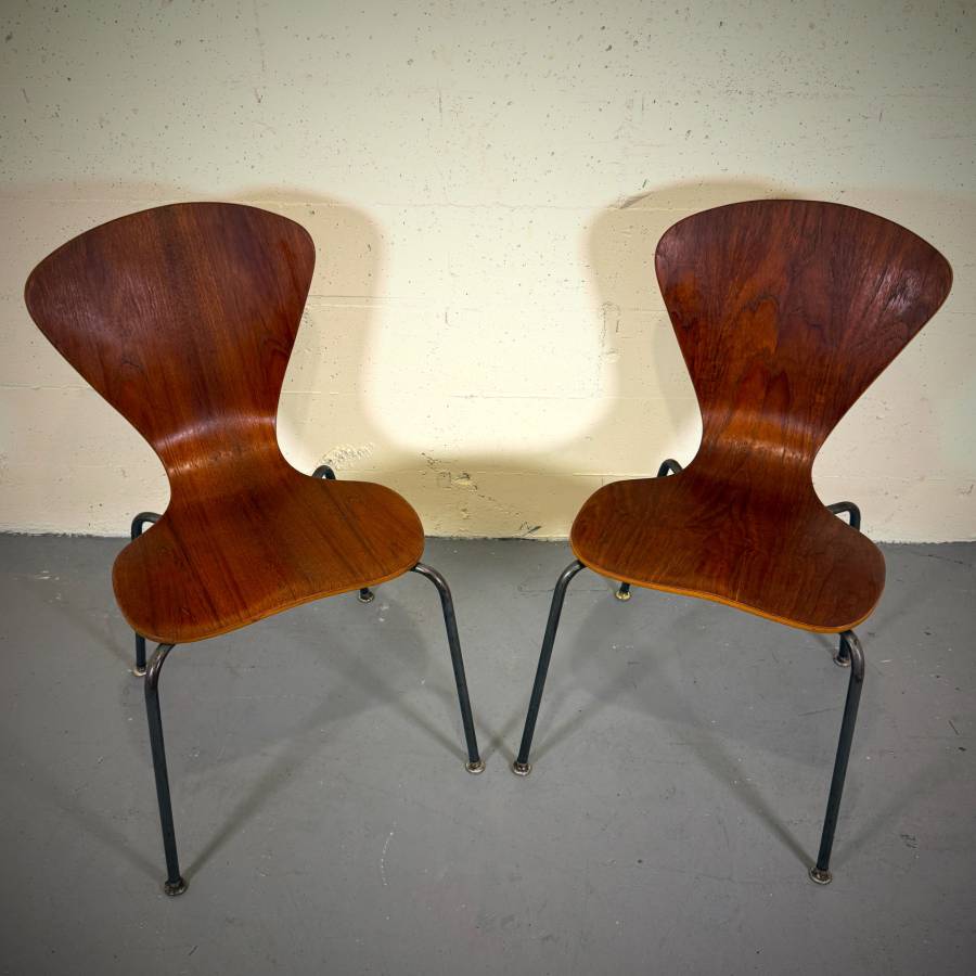 Pair of mid century modern Arne Jacobsen style chairs — photograph 2 of 6