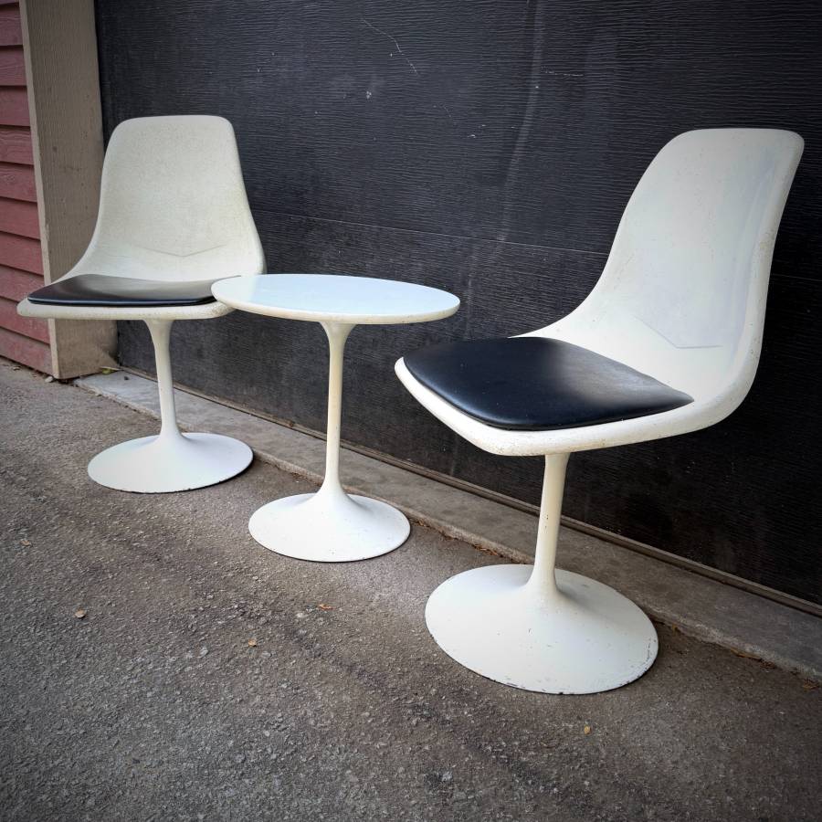 Pair of vintage saarinen tulip chairs and side table — photograph 5 of 9
