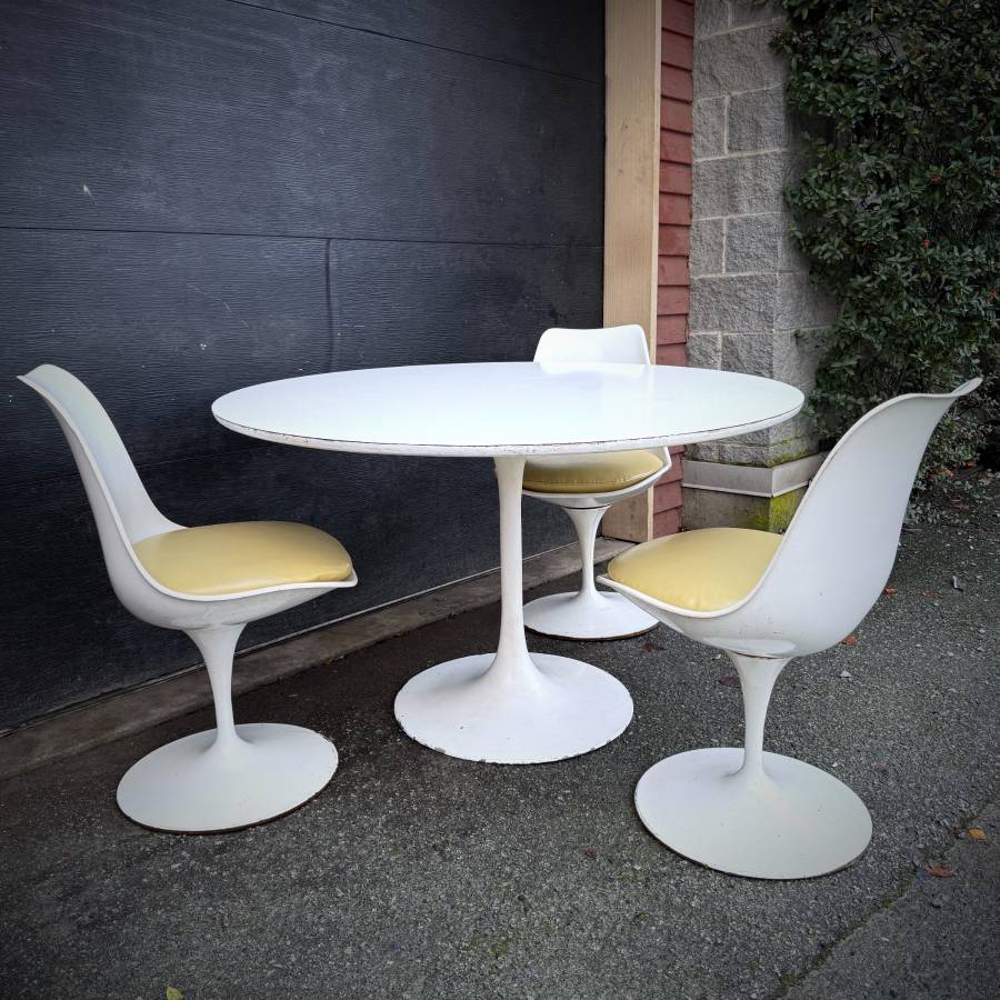 1960s Mcm Eero Saarinen style dining chairs — photograph 2 of 13