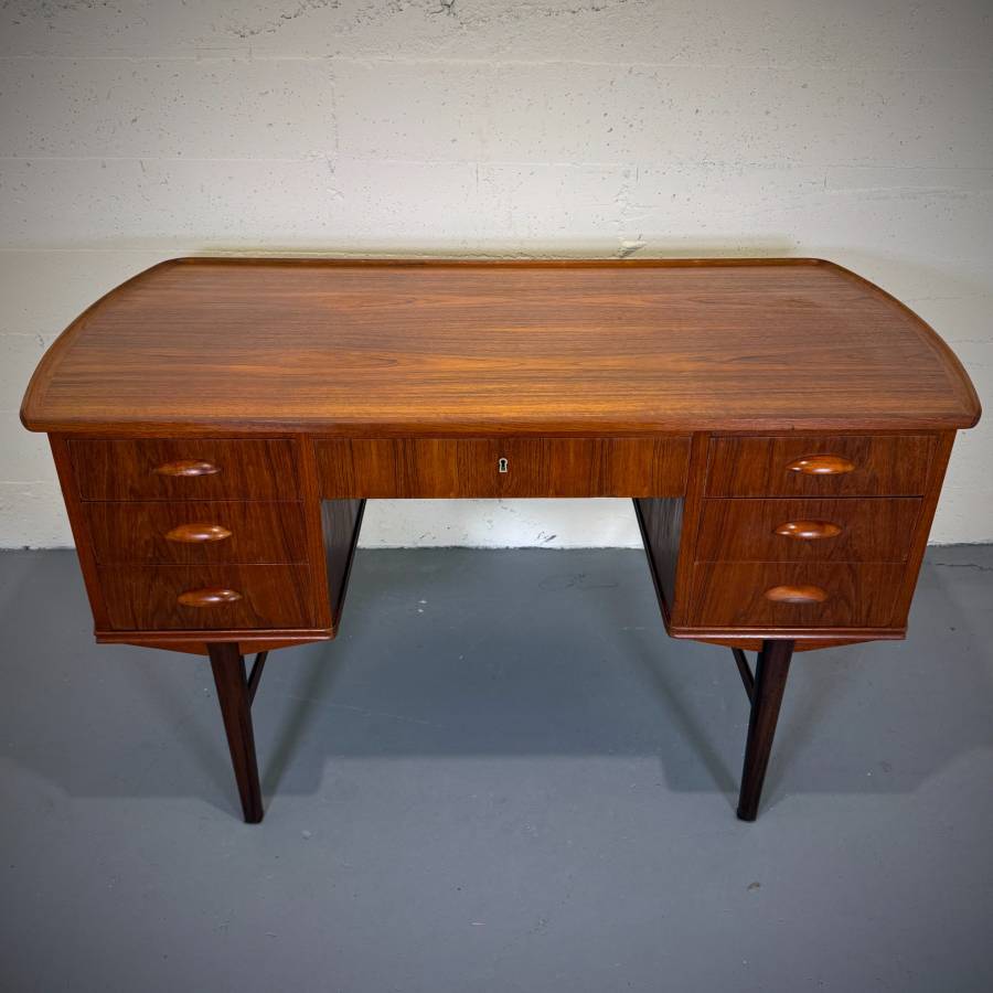 Beautiful 1960s danish modern teak desk — photograph 4 of 10