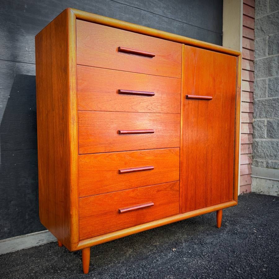 Beautiful large mid century modern teak wardrobe dresser — photograph 2 of 7