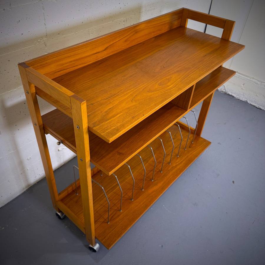 Mid century modern teak stereo LP cabinet — photograph 4 of 8