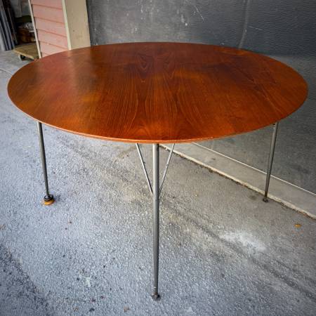 Beautiful Arne Jacobsen danish modern vintage teak dining table
