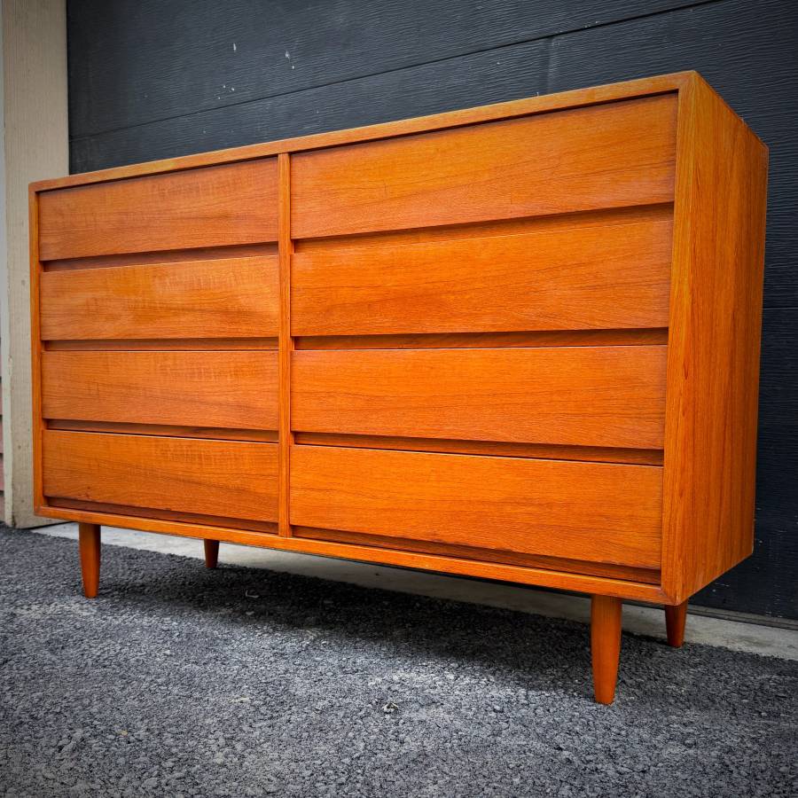 Beautiful danish modern teak 8 drawer dresser — photograph 2 of 7