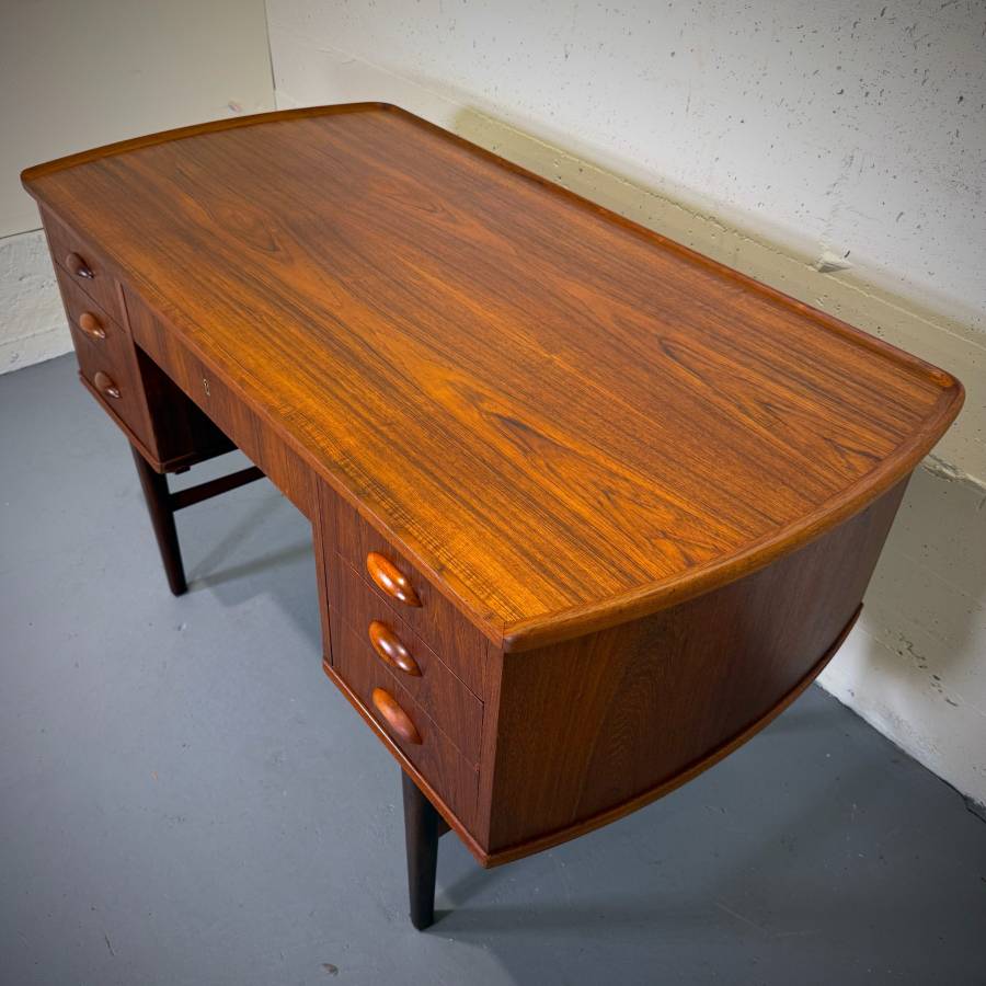 Beautiful 1960s danish modern teak desk — photograph 6 of 10