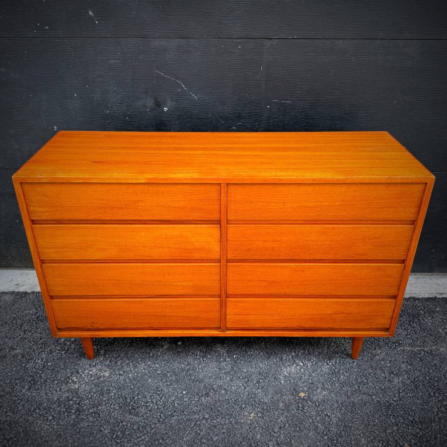 Beautiful danish modern teak 8 drawer dresser — photograph 4 of 7