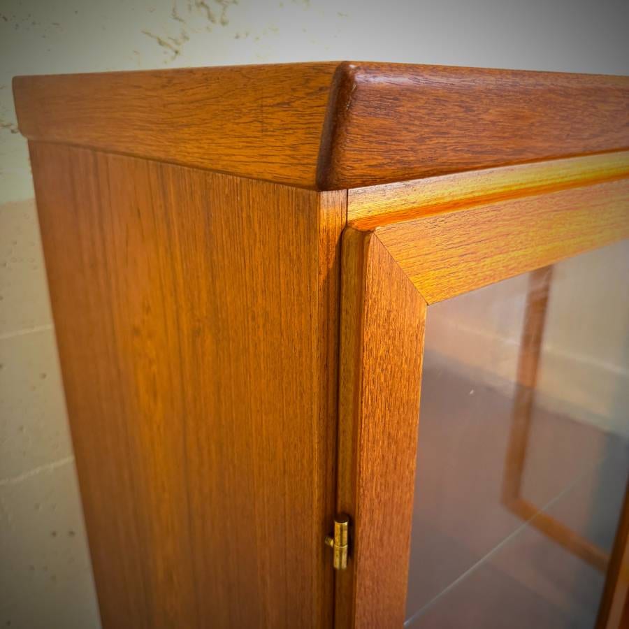 Beautiful danish modern teak and glass cabinet with interior lights — photograph 7 of 8