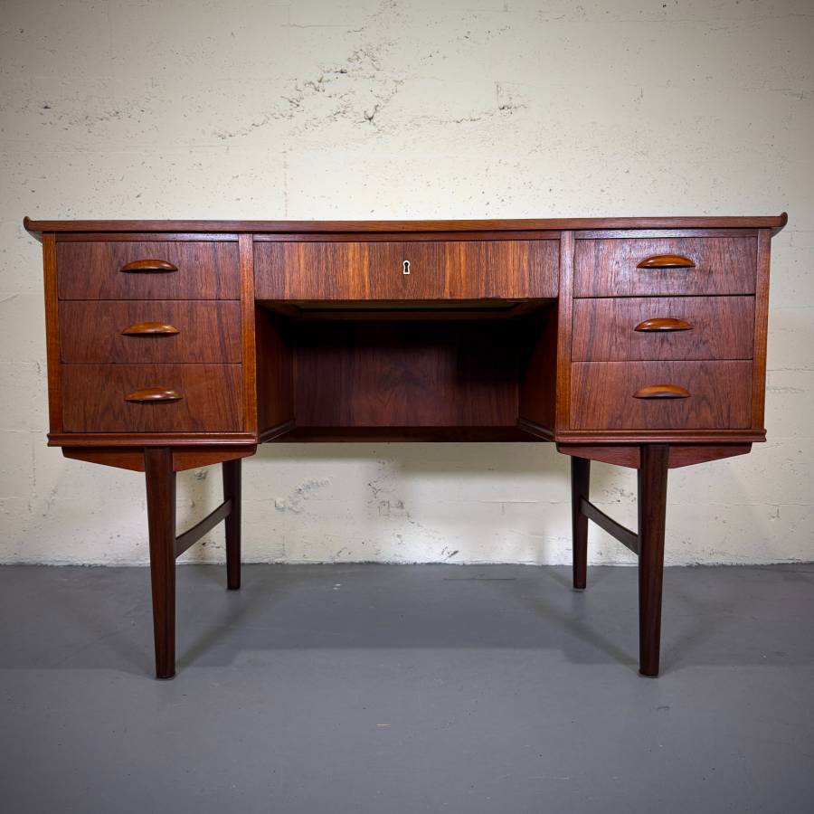 Beautiful 1960s danish modern teak desk — photograph 2 of 10