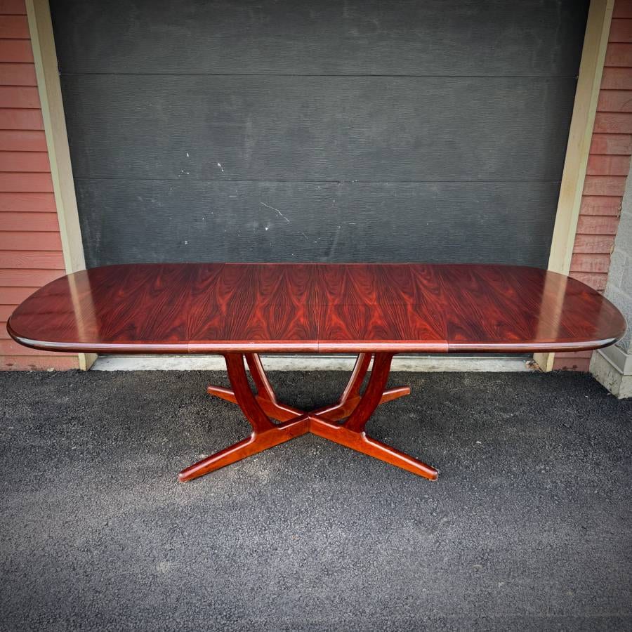Beautiful vintage danish modern rosewood pedestal dining table — photograph 8 of 11