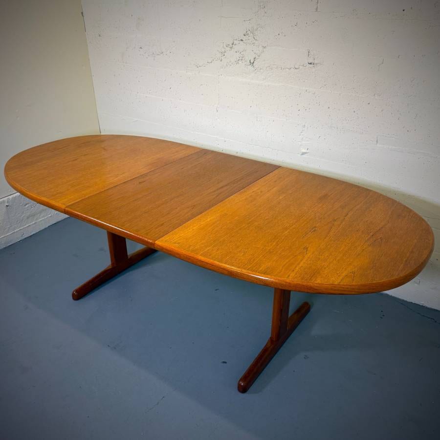 Beautiful danish modern teak oval dining table — photograph 2 of 7