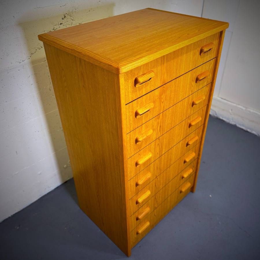 Extra large vintage mcm oak 8 drawer tall boy dresser — photograph 6 of 6