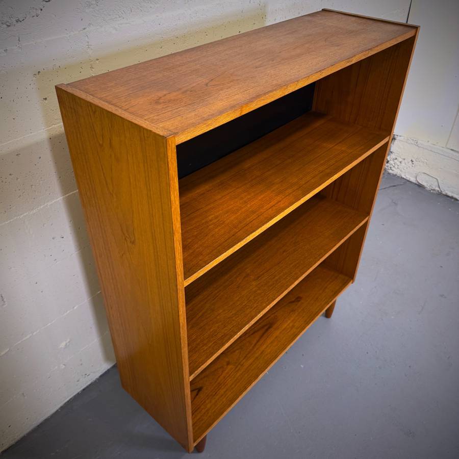 Compact mid century modern teak shelf — photograph 5 of 5
