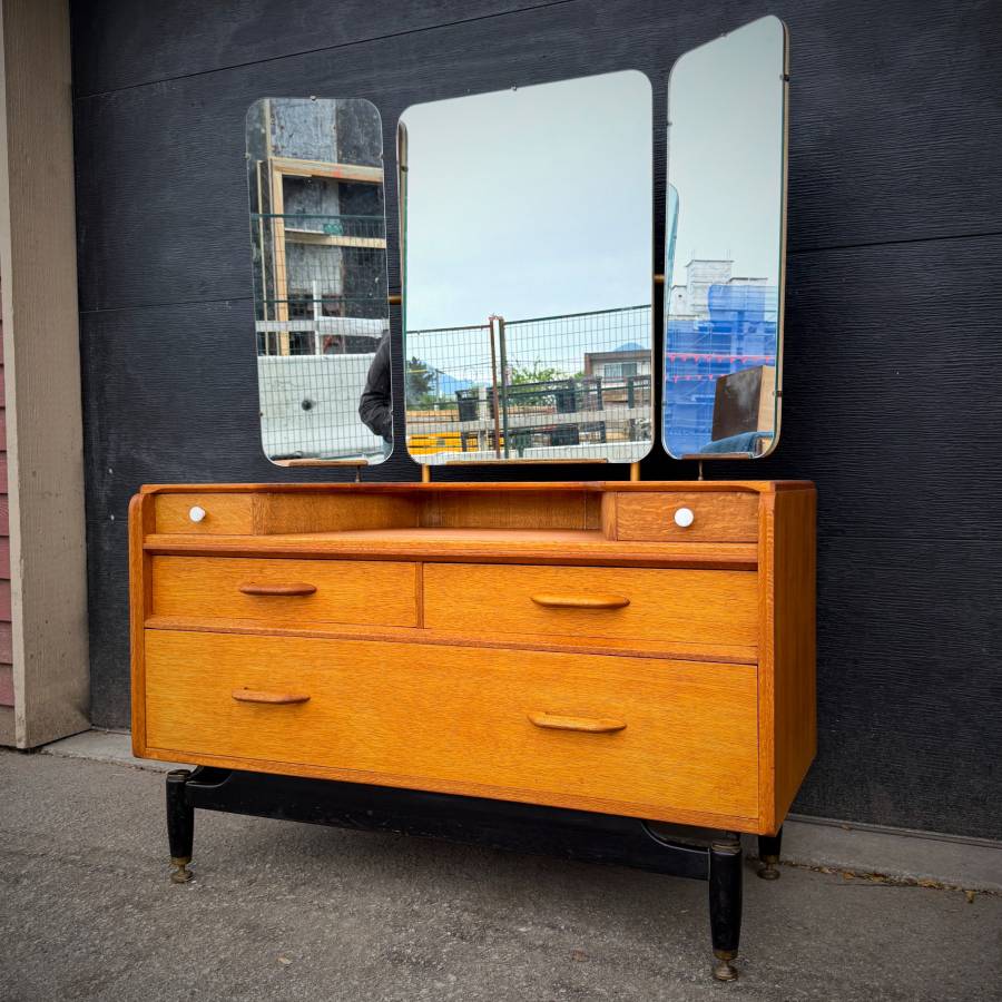 Super rare oak mid century modern vanity dresser by G Plan — photograph 2 of 10
