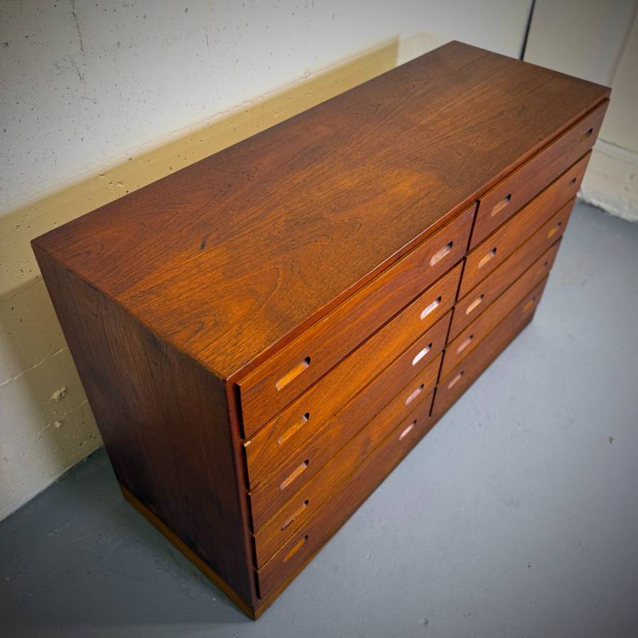 Stunning danish modern rosewood dresser by Borge Mogensen — photograph 6 of 8