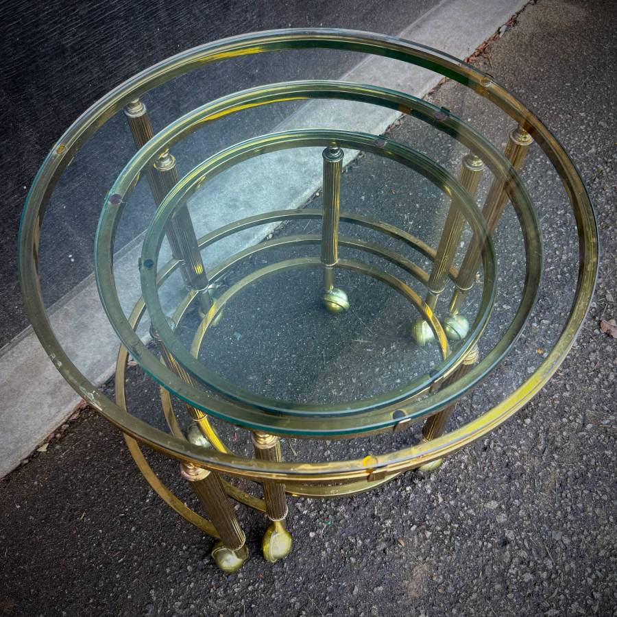 Set of 3 hollywood regency mcm brass and glass nesting tables — photograph 7 of 8