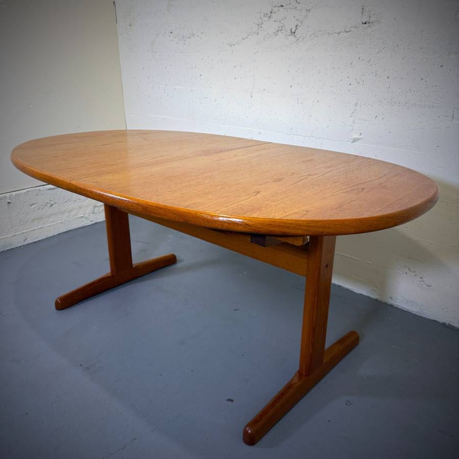 Beautiful danish modern teak oval dining table — photograph 5 of 7
