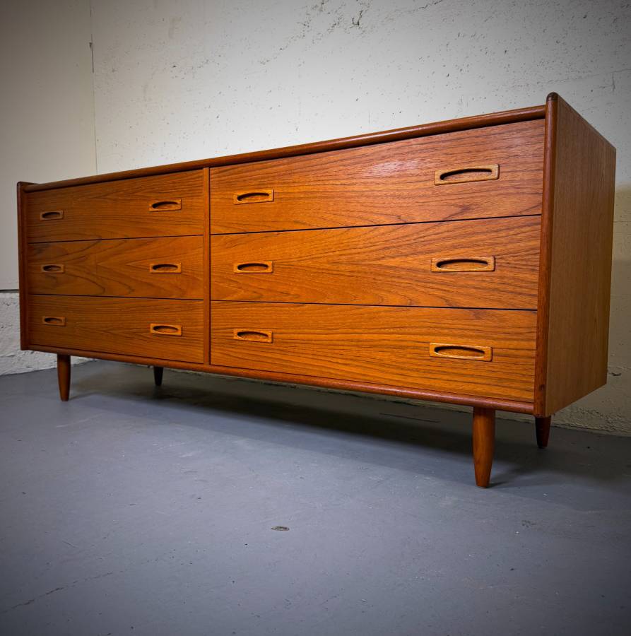 Beautiful mid century modern teak 6 drawer dresser — photograph 3 of 6