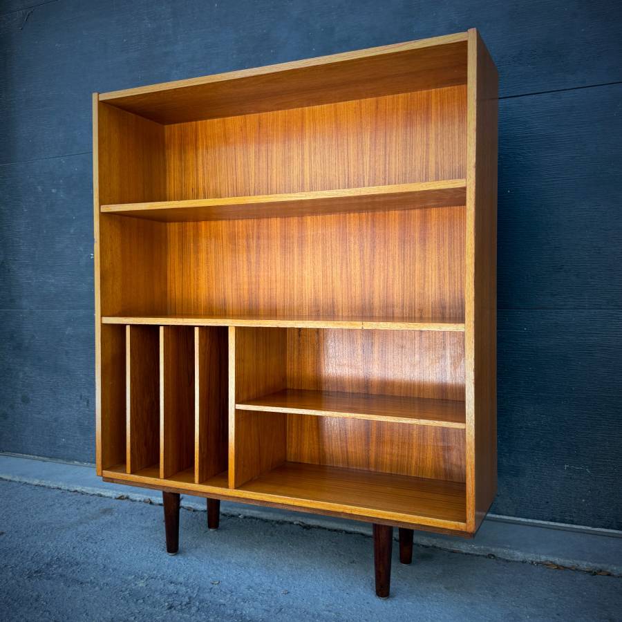 Beautiful compact mid century modern teak LP shelf — photograph 5 of 5