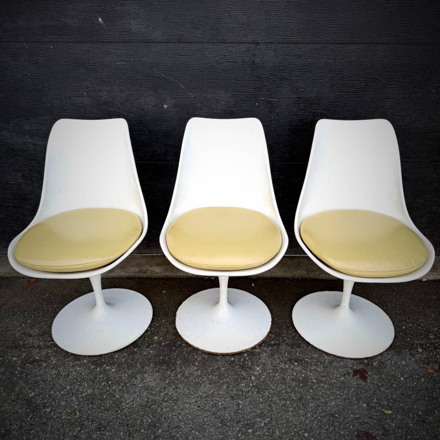 1960s Mcm Eero Saarinen style dining chairs — photograph 5 of 13