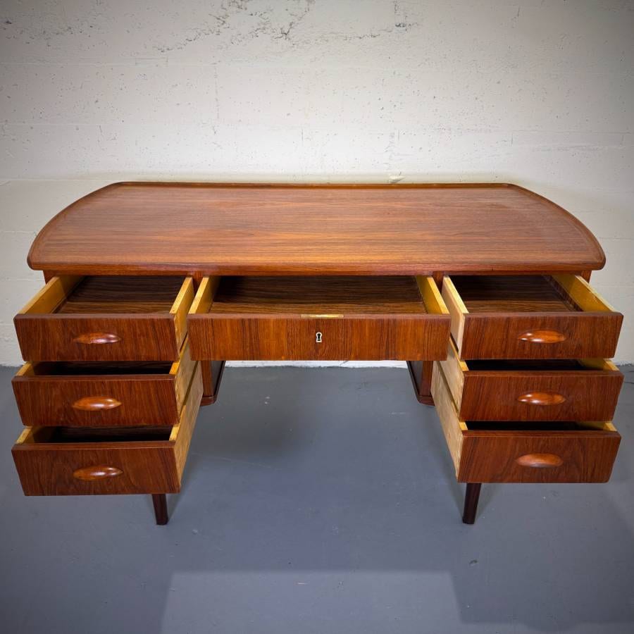 Beautiful 1960s danish modern teak desk — photograph 7 of 10