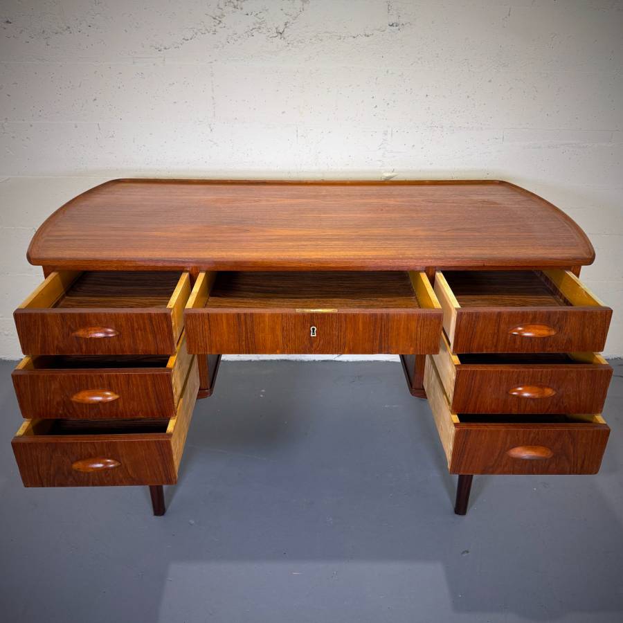 Beautiful 1960s danish modern teak desk — photograph 7 of 10