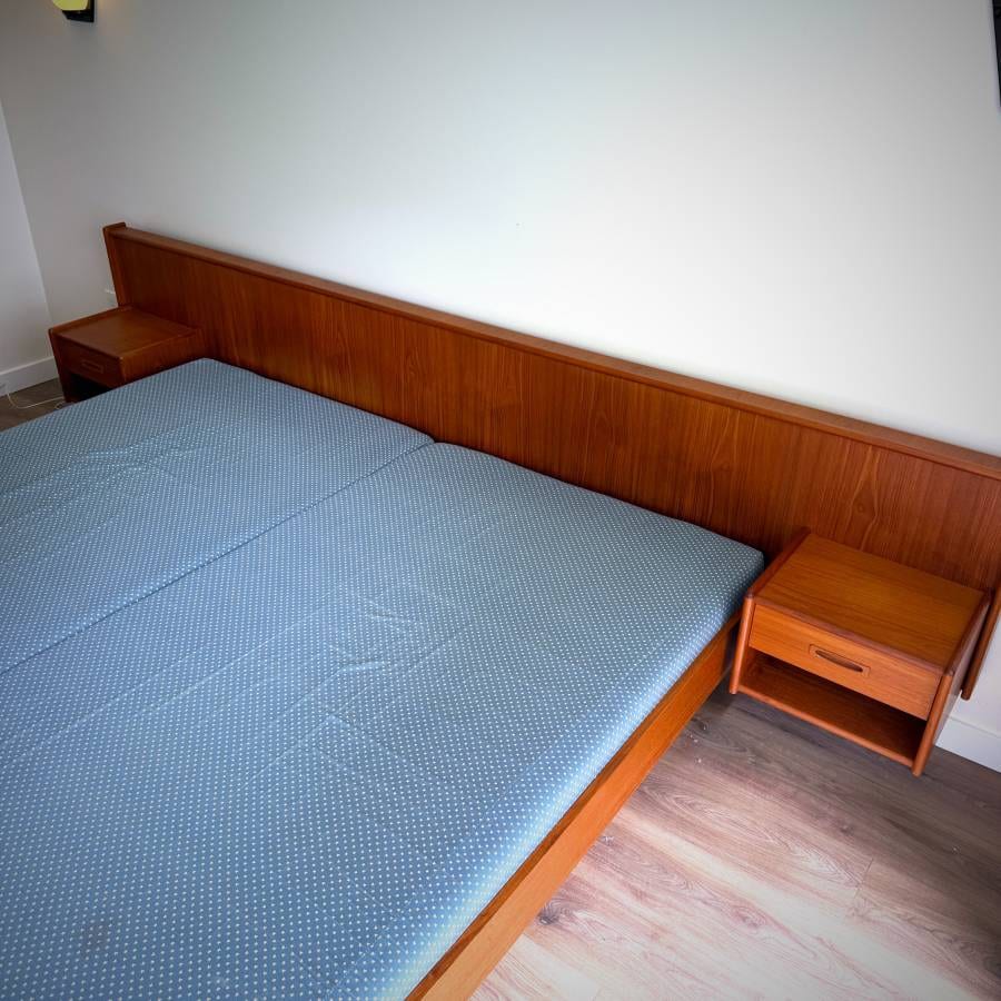 (pending) Rare MCM King teak bedframe with floating nightstands — photograph 5 of 9