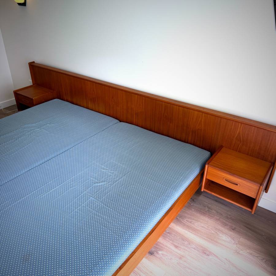 (pending) Rare MCM King teak bedframe with floating nightstands — photograph 5 of 9