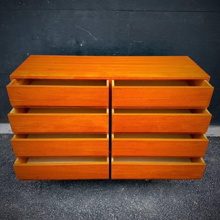 Beautiful danish modern teak 8 drawer dresser — photograph 6 of 7