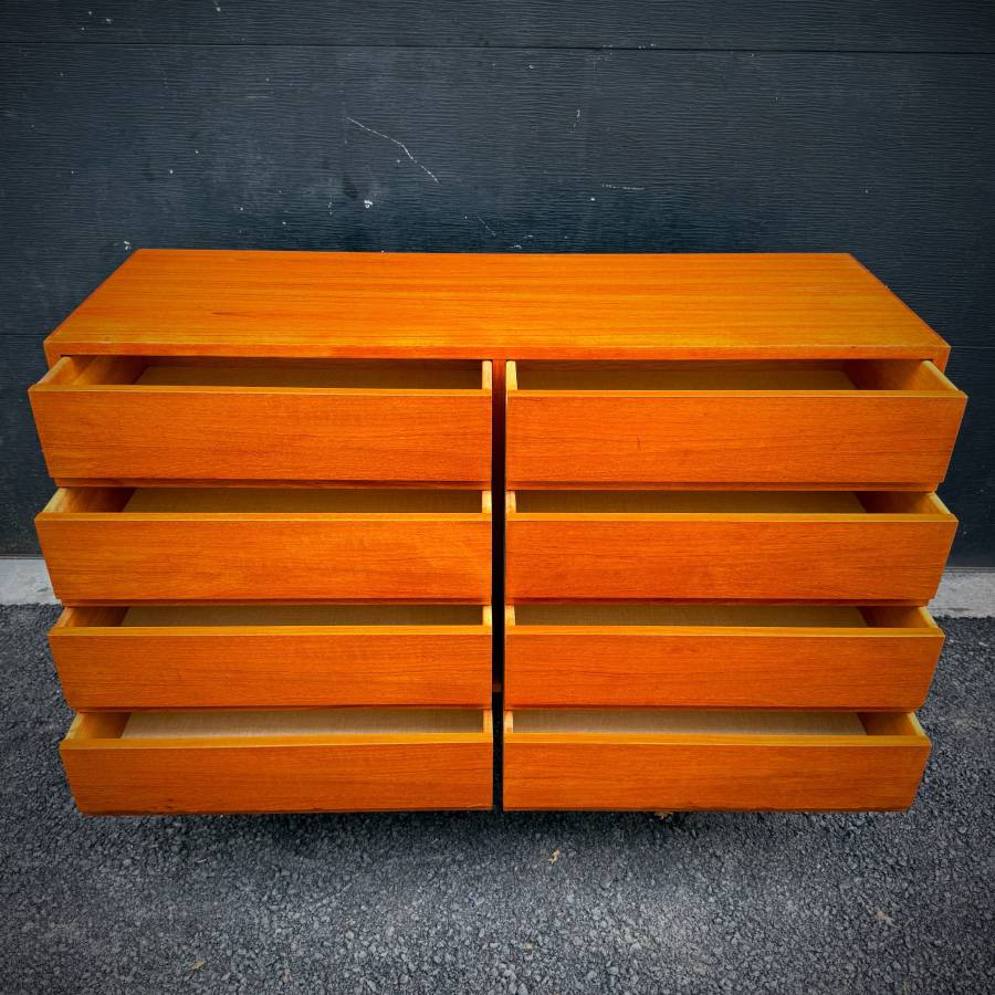 Beautiful danish modern teak 8 drawer dresser — photograph 6 of 7