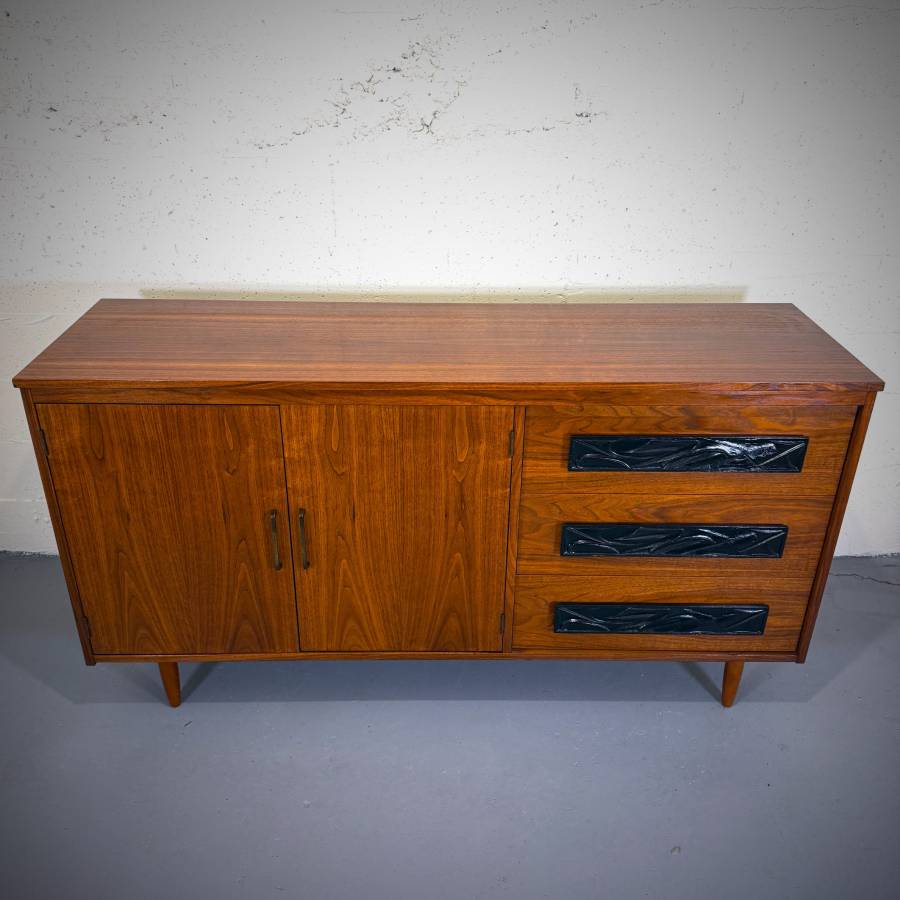 Mid century modern walnut credenza — photograph 4 of 8