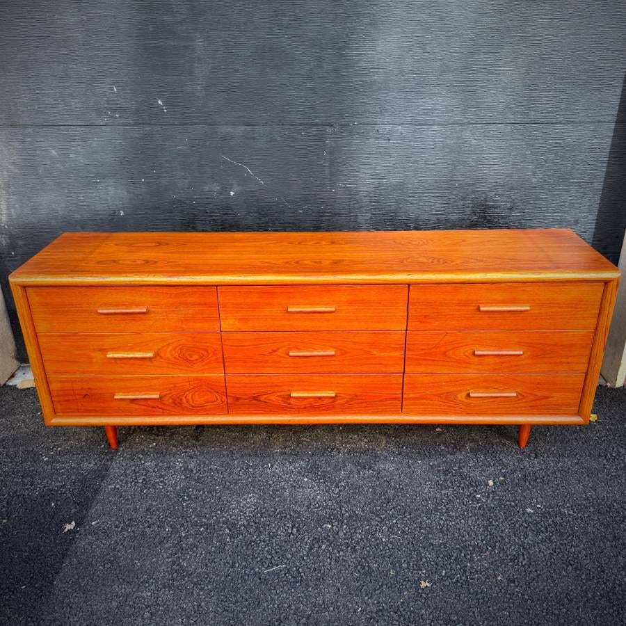 Mid century modern teak 9 drawer dresser — photograph 4 of 6