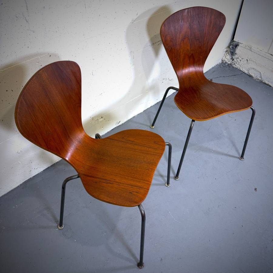 Pair of mid century modern Arne Jacobsen style chairs — photograph 4 of 6