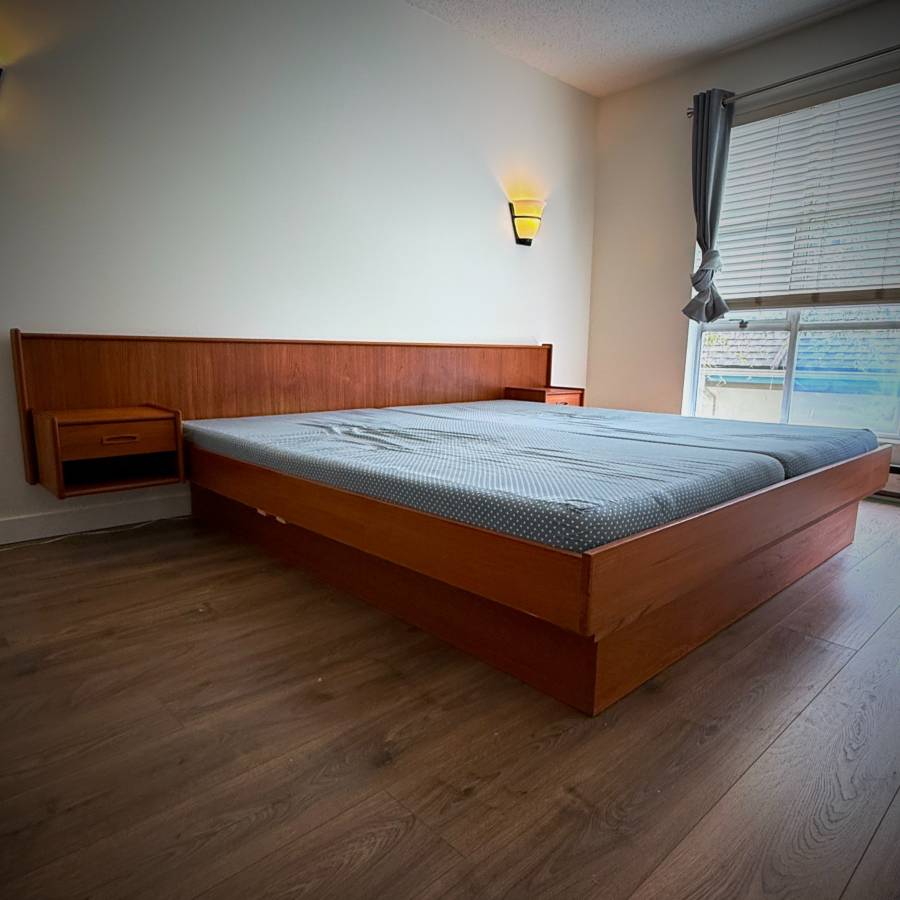 (pending) Rare MCM King teak bedframe with floating nightstands — photograph 4 of 9