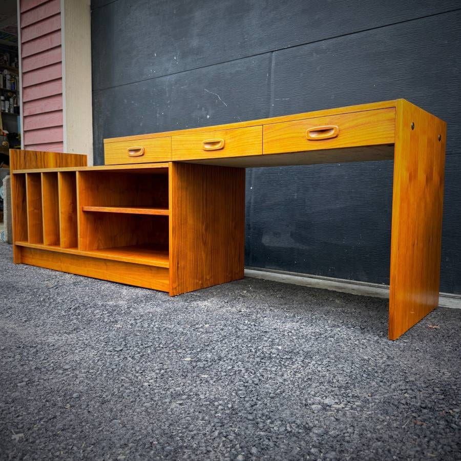 Beautiful danish modern teak extendable stereo cabinet — photograph 10 of 10