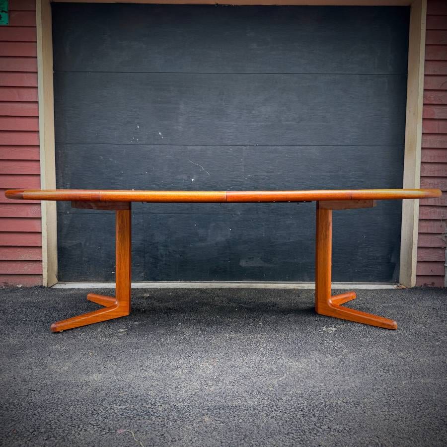 Vintage danish modern round teak pedestal table with extensions — photograph 7 of 10