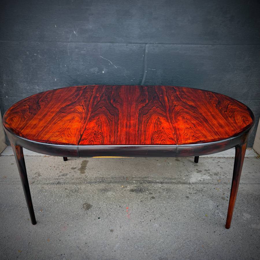 Beautiful danish modern rosewood dining table — photograph 3 of 11