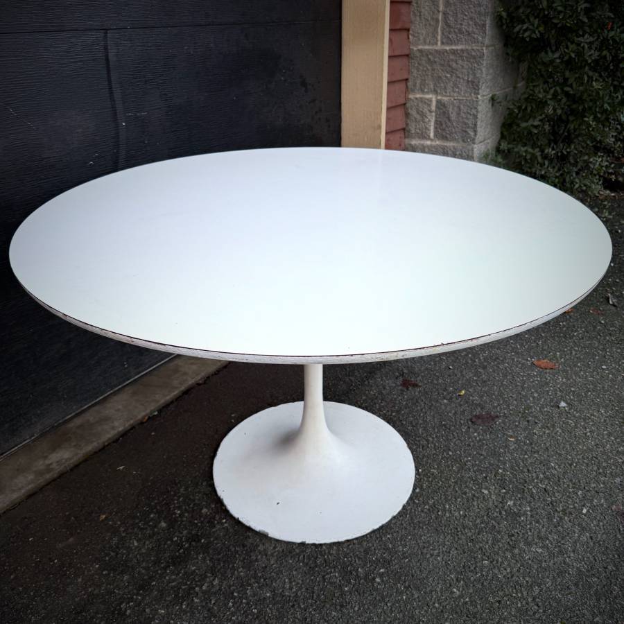 1960s Mcm Eero Saarinen style dining chairs — photograph 12 of 13