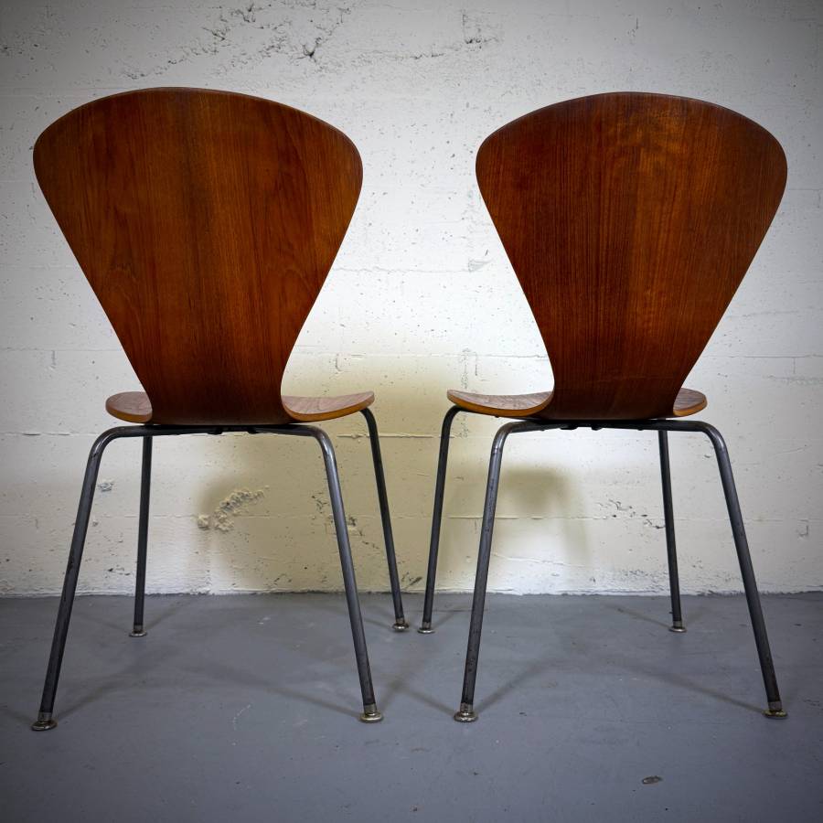 Pair of mid century modern Arne Jacobsen style chairs — photograph 6 of 6