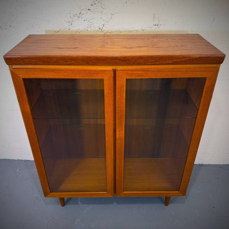 Beautiful danish modern teak and glass cabinet with interior lights — photograph 4 of 8