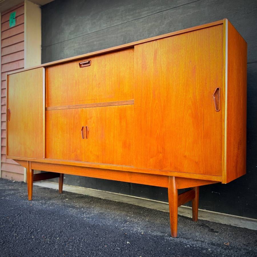Extra large mid century danish modern teak sideboard — photograph 3 of 11