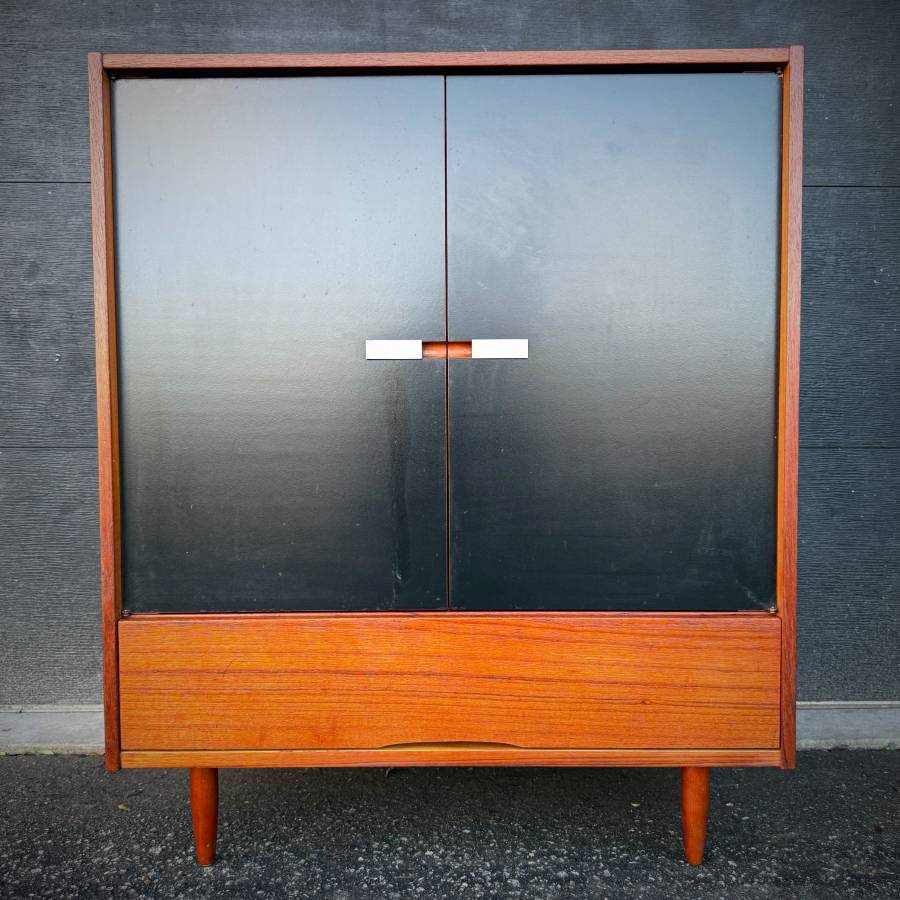 Mid century modern teak wardrobe — photograph 2 of 7