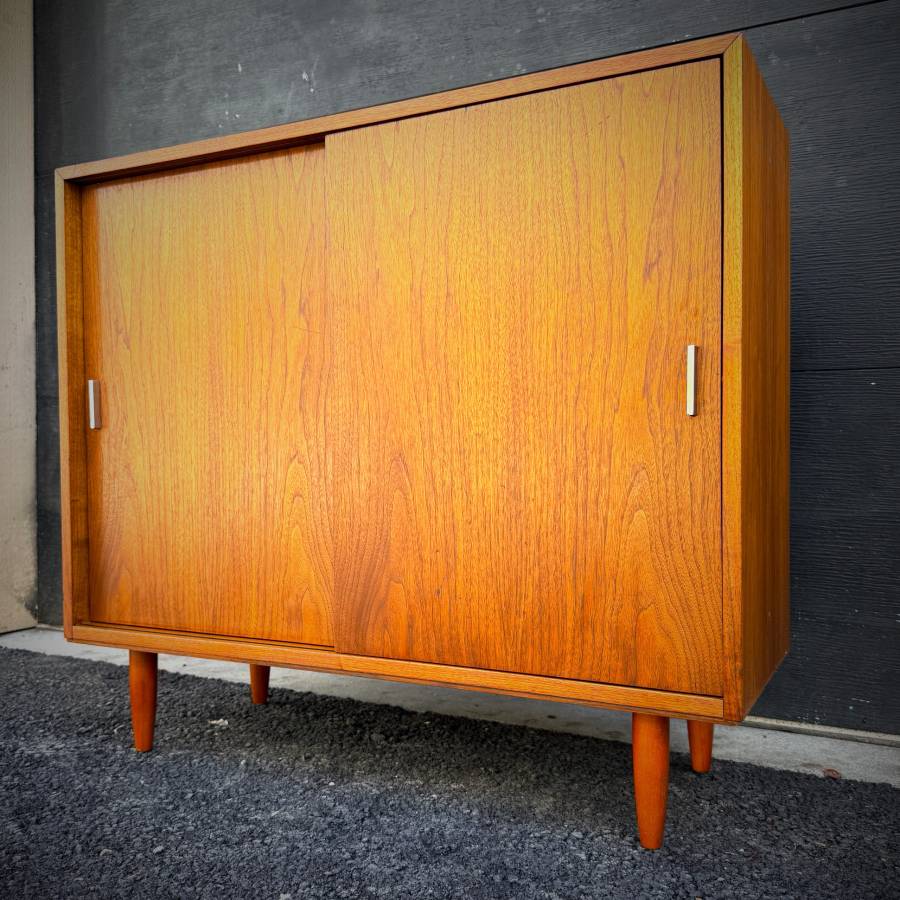 Gorgeous mid century modern walnut credenza — photograph 5 of 6