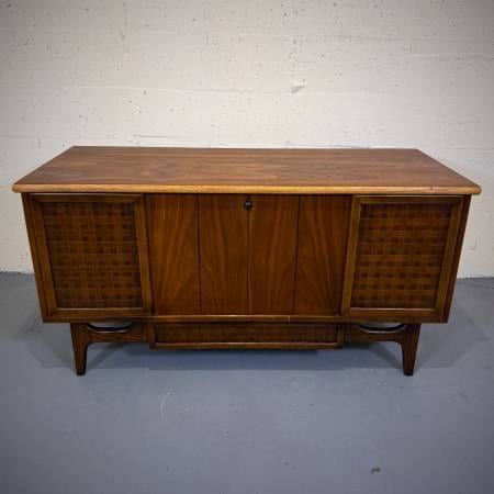 Beautiful mid century modern walnut chest — photograph 4 of 6