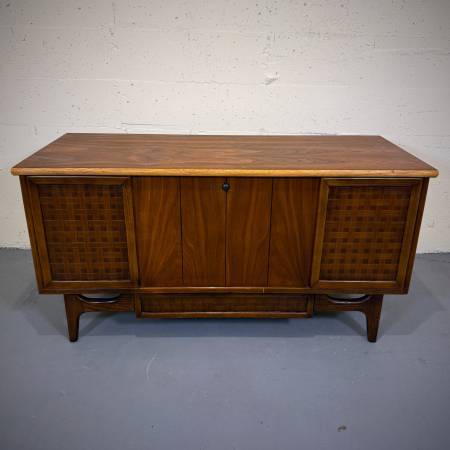 Beautiful mid century modern walnut chest — photograph 4 of 6