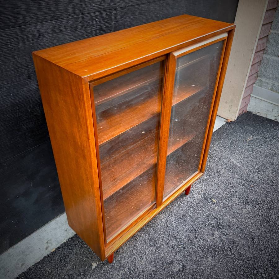 Mid century modern compact walnut and glass cabinet — photograph 5 of 6